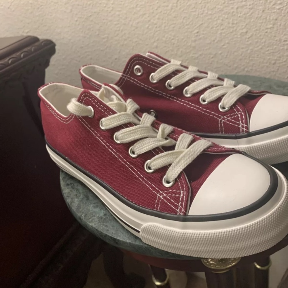 7.5 women’s cull4u maroon sneakers